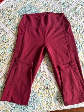 Yogalicious Maroon Capri Leggings with Side Pockets